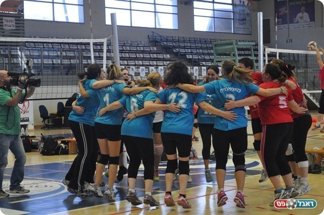 רוח הספורט. שתי הקבוצות חוגגות אחרי שריקת הסיום (חאדר אניס)